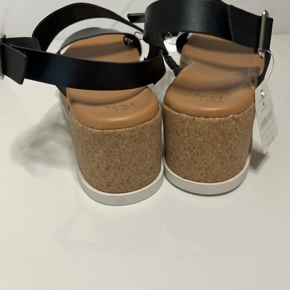 Time and Tru Platform sandals Shoe Size: 9 Shoe Closure: Buckle, Slingback